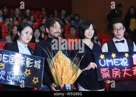 Spanische Drehbuchautor und Regisseur Oriol Paulo besucht eine Road Show für neuen Film 'Mirage' in Shanghai, China, 23. März 2019. Stockfoto
