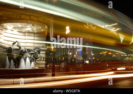 "Die Pferde von Helios' Statue und Straßenverkehr am Piccadilly Circus, London UK Stockfoto