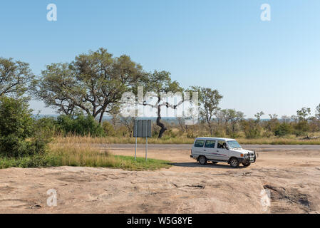 Krüger National Park, Südafrika - Mai 6, 2019: Blick vom Kruger Tabletten. Die Uhr 1-2 Straße und ein Fahrzeug sind sichtbar Stockfoto