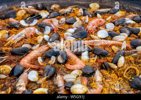 Paella de Mariscos" Meeresfrüchte mit Spanischer Reis, Krabben, Miesmuscheln, Venusmuscheln auf große Pfanne. Stockfoto