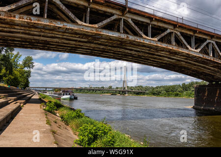 Spannweite der Poniatowski Brücke (Polnisch: Die meisten Poniatowskiego) an der Weichsel in Warschau, Polen Stockfoto