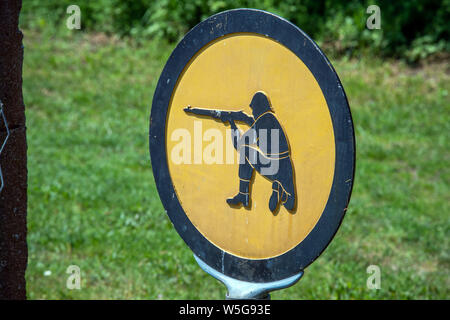 18. Juni 2019, Mecklenburg-Vorpommern, Rüterberg: ein Warnschild steht am ehemaligen Grenzzaun an der ehemaligen deutsch-deutschen Grenze in dem Dorf Republik Rüterberg. Aufgrund seiner exponierten Lage in der DDR direkt an der westlichen Grenze, Rüterberg wurde komplett von einem drei Meter hohen Zaun umgeben. Einen Tag vor dem Fall der Berliner Mauer am 8. November 1989, die Bewohner in einer Sitzung gefordert, die "Öffnung der Grenzen der DDR" und erklärte ihre Gemeinschaft als Dorf Republik'. Foto: Jens Büttner/dpa-Zentralbild/ZB Stockfoto