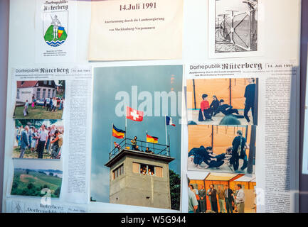 18. Juni 2019, Mecklenburg-Vorpommern, Rüterberg: Die Heimatstube bietet Informationen über die ehemalige innerdeutsche Grenze im Dorf Republik Rüterberg. Aufgrund seiner exponierten Lage in der DDR direkt an der westlichen Grenze, Rüterberg wurde komplett von einem drei Meter hohen Zaun umgeben. Einen Tag vor dem Fall der Berliner Mauer am 8. November 1989, die Bewohner in einer Sitzung gefordert, die "Öffnung der Grenzen der DDR" und erklärte ihre Gemeinschaft als Dorf Republik'. Foto: Jens Büttner/dpa-Zentralbild/ZB Stockfoto