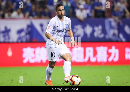 Israelisch-arabischen football player Dia Saba von Guangzhou R&F dribbelt gegen Shenhua Shanghai Grönland in der 20. Runde während der 2019 chinesischen Fußballverband Super League (CSL) in Shanghai, China, 27. Juli 2019. Grönland Shanghai Shenhua besiegt Guangzhou R&F 5-3. Stockfoto