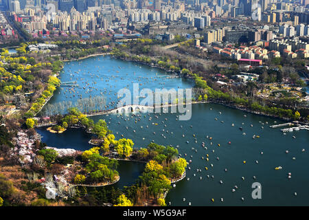 Touristen besuchen die Yuyuantan Park die Kirschbäume in voller Blüte in Haidian District, Beijing, China, 24. März 2019. Stockfoto