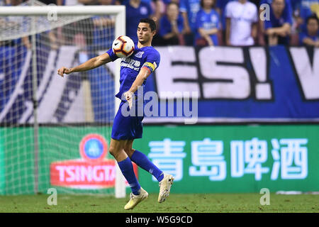 Kolumbianischer Fußballspieler Giovanni Moreno von Grönland Shanghai Shenhua dribbelt gegen Guangzhou R&F in der 20. Runde während der 2019 chinesischen Fußballverband Super League (CSL) in Shanghai, China, 27. Juli 2019. Grönland Shanghai Shenhua besiegt Guangzhou R&F 5-3. Stockfoto