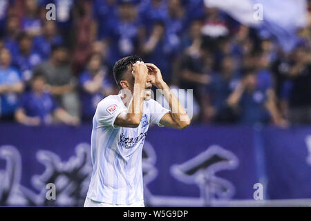 Der israelische Fußball-Spieler Eran Zahavi von Guangzhou R&F feiert Nachdem Sie gegen Shenhua Shanghai Grönland in der 20. Runde während der 2019 chinesischen Fußballverband Super League (CSL) in Shanghai, China, 27. Juli 2019. Grönland Shanghai Shenhua besiegt Guangzhou R&F 5-3. Stockfoto