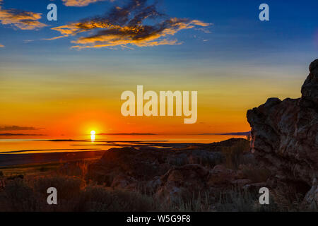 Im Sommer Sonne über dem Großen Salzsee von der Bridger Bay Area von Antelope Island State Park, Utah, USA gesehen. Stockfoto