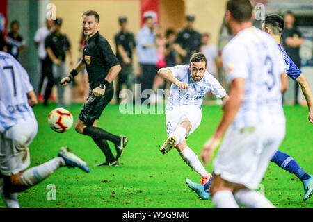 Israelisch-arabischen football player Dia Saba von Guangzhou R&F Schüsse den Ball gegen Shenhua Shanghai Grönland in der 20. Runde während der 2019 chinesischen Fußballverband Super League (CSL) in Shanghai, China, 27. Juli 2019. Grönland Shanghai Shenhua besiegt Guangzhou R&F 5-3. Stockfoto