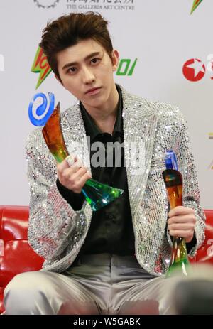 Sänger und Rapper Cai Xukun von chinesischer Junge Gruppe neun Prozent wirft mit seiner Trophäe, nachdem er "die meisten populären Sänger Awards' während des 26. Ch Stockfoto