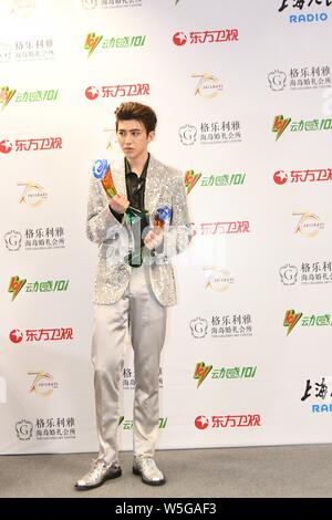 Sänger und Rapper Cai Xukun von chinesischer Junge Gruppe neun Prozent wirft mit seiner Trophäe, nachdem er "die meisten populären Sänger Awards' während des 26. Ch Stockfoto