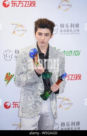 Sänger und Rapper Cai Xukun von chinesischer Junge Gruppe neun Prozent wirft mit seiner Trophäe, nachdem er "die meisten populären Sänger Awards' während des 26. Ch Stockfoto