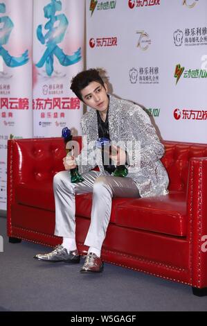 Sänger und Rapper Cai Xukun von chinesischer Junge Gruppe neun Prozent wirft mit seiner Trophäe, nachdem er "die meisten populären Sänger Awards' während des 26. Ch Stockfoto