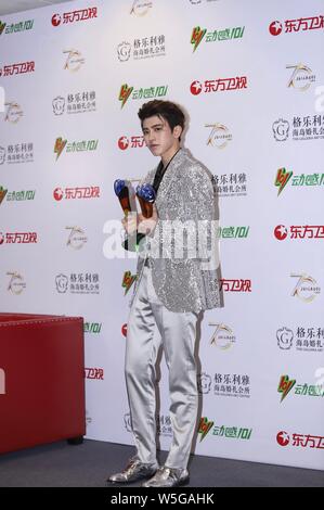 Sänger und Rapper Cai Xukun von chinesischer Junge Gruppe neun Prozent wirft mit seiner Trophäe, nachdem er "die meisten populären Sänger Awards' während des 26. Ch Stockfoto