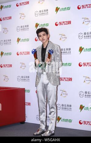 Sänger und Rapper Cai Xukun von chinesischer Junge Gruppe neun Prozent wirft mit seiner Trophäe, nachdem er "die meisten populären Sänger Awards' während des 26. Ch Stockfoto