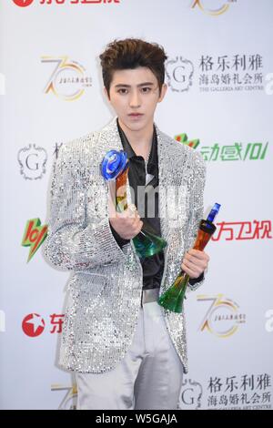 Sänger und Rapper Cai Xukun von chinesischer Junge Gruppe neun Prozent wirft mit seiner Trophäe, nachdem er "die meisten populären Sänger Awards' während des 26. Ch Stockfoto