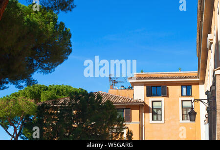 Terrasse auf dem Dach, im Zentrum der Stadt die Hauptstadt Italiens, Rom. Warme Herbst morgen, vibrant blue sky, ruhige Atmosphäre Stockfoto