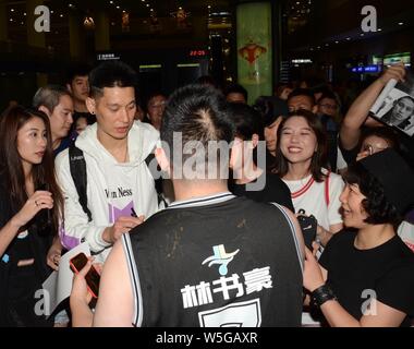 Shanghai, China. 29. Juli, 2019. Shanghai, China - Star Jeremy Lin in Shanghai in der Nacht kamen die CBA-Entwurf zu besuchen. Eine große Anzahl von Fans ihn am Flughafen begrüsst. Credit: SIPA Asien/ZUMA Draht/Alamy leben Nachrichten Stockfoto