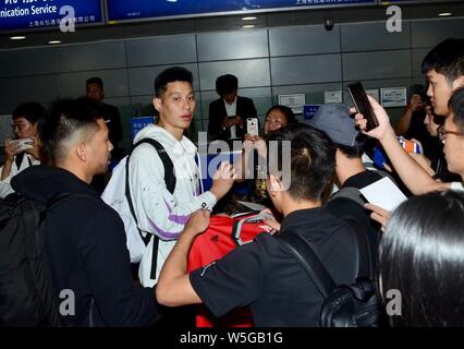 Shanghai, China. 29. Juli, 2019. Shanghai, China - Star Jeremy Lin in Shanghai in der Nacht kamen die CBA-Entwurf zu besuchen. Eine große Anzahl von Fans ihn am Flughafen begrüsst. Credit: SIPA Asien/ZUMA Draht/Alamy leben Nachrichten Stockfoto