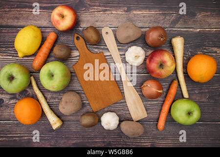 Küche versorgt und Obst und Gemüse auf den Tisch Stockfoto