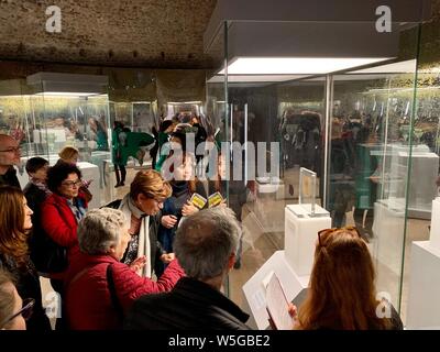 Besucher watch Exponate der Ausstellung "fotografische Reise nach China: Städte und Bürger in Rom, Italien, 26. März 2019. Die Ausstellung Stockfoto