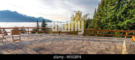 Berge und See im Hintergrund in Patagonien Stockfoto