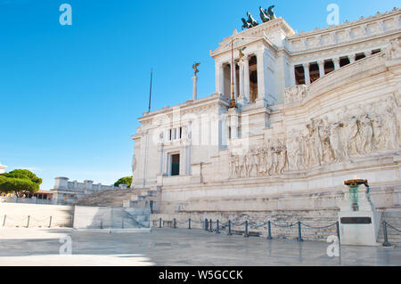 Vorderansicht des Altare della Patria, untere Stufe, in der Altstadt von Rom, Italien. Wolkenlos Herbsttag Stockfoto