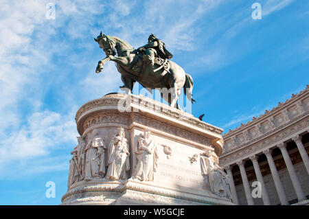 Ansicht von unten auf eine Skulptur von Victor Emmanuel II am Altare della Patria in der Altstadt von Rom, Italien. Wolkenlos Herbsttag Stockfoto