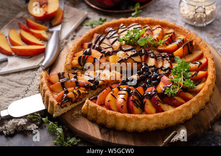 Leckere hausgemachte Kuchen mit frischem Obst, dunkle Schokolade und Konfitüre Stockfoto