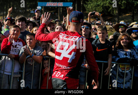 Washougal, WA USA. 27. Juli, 2019. #94 Ken Roczen grüße die Fans nach dem Lucas Oil Pro Motocross Washougal Nationalen 450 Klasse Meisterschaft an Washougal Washougal MX Park, WA Thurman James/CSM/Alamy leben Nachrichten Stockfoto