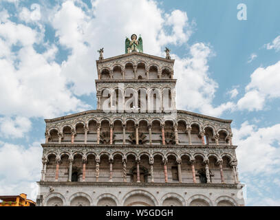 Fassade von San Michele in Foro, eine Römisch-katholische Kirche erbaut auf dem Forum Romanum in Lucca, und dem Erzengel Michael geweiht. Stockfoto