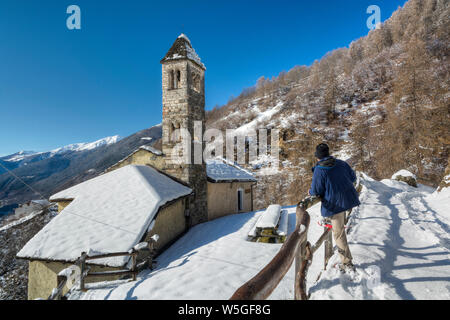 Italien, Lombardei, Rätischen Alpen, Camonica-Tal, entlang des Weges, der alten alpinen Kirche San Clemente Schneeschuhwandern Stockfoto