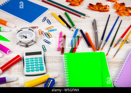 Zurück zur Schule. Artikel für die Schule auf einem Holztisch. Stockfoto