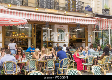 Paris Cafe und Restaurant - Gönner beim Mittagessen in Le Loulou am Boulevard Saint Germain in der 5. Arrondissement von Paris, Frankreich, Europa. Stockfoto