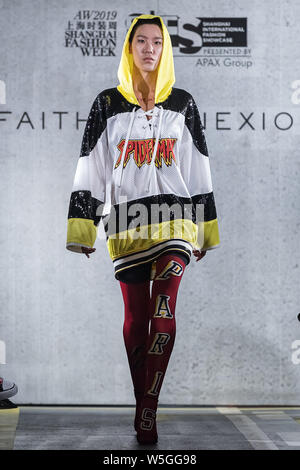 Ein Modell zeigt eine neue Schöpfung im Glauben Verbindung zeigen während der Shanghai Fashion Week Herbst/Winter 2019 in Shanghai, China, 29. März 2019. Stockfoto