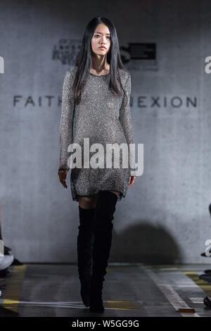 Ein Modell zeigt eine neue Schöpfung im Glauben Verbindung zeigen während der Shanghai Fashion Week Herbst/Winter 2019 in Shanghai, China, 29. März 2019. Stockfoto