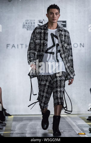 Ein Modell zeigt eine neue Schöpfung im Glauben Verbindung zeigen während der Shanghai Fashion Week Herbst/Winter 2019 in Shanghai, China, 29. März 2019. Stockfoto