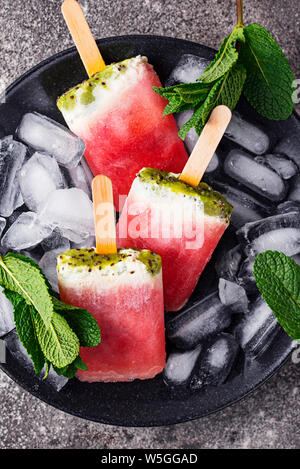 Hausgemachte Eis am Stiel in Form von Wassermelone Stockfoto