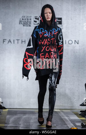 Ein Modell zeigt eine neue Schöpfung im Glauben Verbindung zeigen während der Shanghai Fashion Week Herbst/Winter 2019 in Shanghai, China, 29. März 2019. Stockfoto