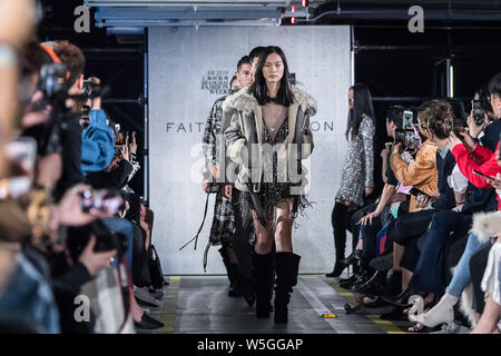 Ein Modell zeigt eine neue Schöpfung im Glauben Verbindung zeigen während der Shanghai Fashion Week Herbst/Winter 2019 in Shanghai, China, 29. März 2019. Stockfoto