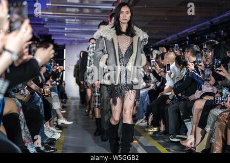 Ein Modell zeigt eine neue Schöpfung im Glauben Verbindung zeigen während der Shanghai Fashion Week Herbst/Winter 2019 in Shanghai, China, 29. März 2019. Stockfoto