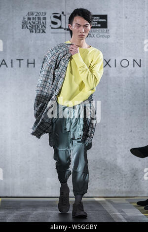 Ein Modell zeigt eine neue Schöpfung im Glauben Verbindung zeigen während der Shanghai Fashion Week Herbst/Winter 2019 in Shanghai, China, 29. März 2019. Stockfoto