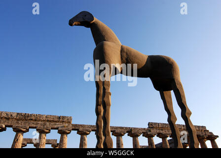 Sand Pferd von Mimmo Paladino eindrucksvollen künstlerischen Installation unter den Tempel von den archäologischen Ausgrabungen von Paestum Stockfoto