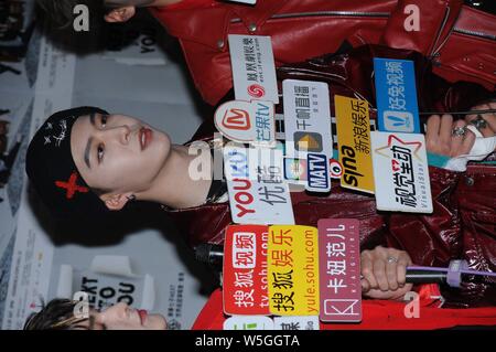 Chinesische Sänger Ventilator Chengcheng, Dritte rechts, der jüngere Bruder der Schauspielerin Fan Bingbing, von chinesischer Junge Gruppe neun Prozent, nimmt an einer Pressekonferenz Stockfoto