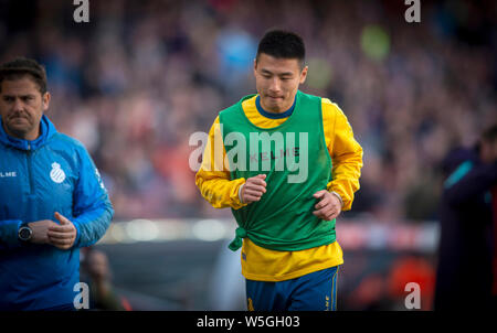 Wu Lei der RCD Espanyol erwärmt, bevor die zweite Hälfte der 29. Runde der Liga Saison 2018-2019 gegen den FC Barcelona im Camp Nou Stad Stockfoto