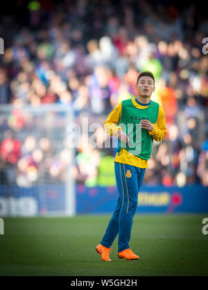 Wu Lei der RCD Espanyol erwärmt, bevor die zweite Hälfte der 29. Runde der Liga Saison 2018-2019 gegen den FC Barcelona im Camp Nou Stad Stockfoto