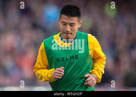 Wu Lei der RCD Espanyol erwärmt, bevor die zweite Hälfte der 29. Runde der Liga Saison 2018-2019 gegen den FC Barcelona im Camp Nou Stad Stockfoto