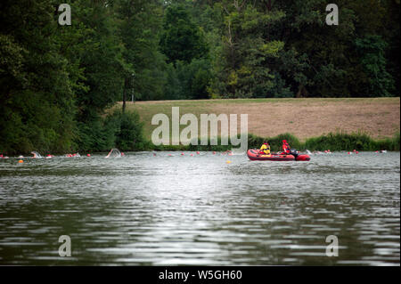 Degenbachsee, Deutschland, 28. Juli 2019. Wasser Retter auf einem Motorboot, Schwimmen Leute während Ilshofen Triathlon. Stockfoto