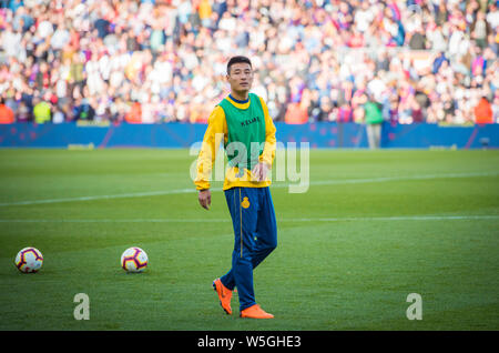 Wu Lei der RCD Espanyol erwärmt, bevor die zweite Hälfte der 29. Runde der Liga Saison 2018-2019 gegen den FC Barcelona im Camp Nou Stad Stockfoto