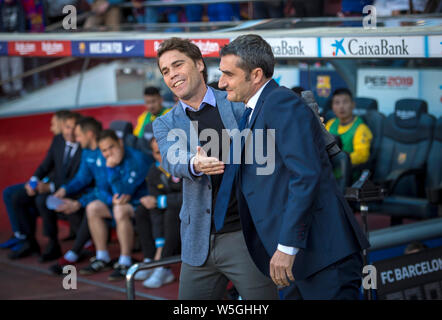 Head Coach Rubi der RCD Espanyol, Links, grüßt Haupttrainer Alejandro Valverde des FC Barcelona vor ihrem 29. Runde der Liga 2018-2019 Meer Stockfoto